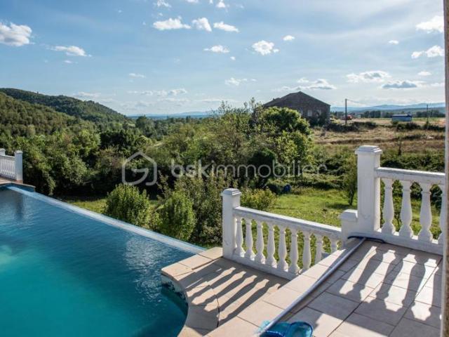 Villa, Gîte & 900 m² de Hangars à aménager