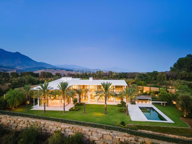 Villa Golf en Primera Línea 09: Un Icono de Luz, Lujo y Grandeza Moderna en Finca Cortesin