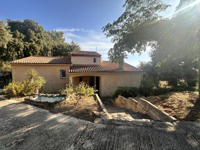 VILLA + grand garage sur 1800 m2 clos