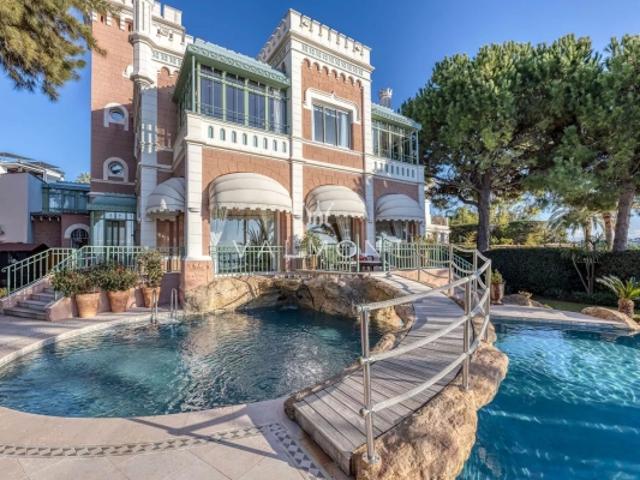 Villa Iconique en Bord de Mer au Cap d'Antibes