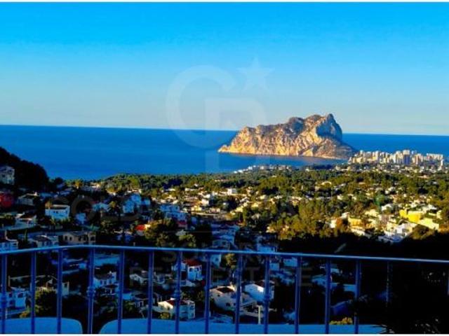 Villa ibicenca con espectaculares vistas al mar y a la bahía de Calpe