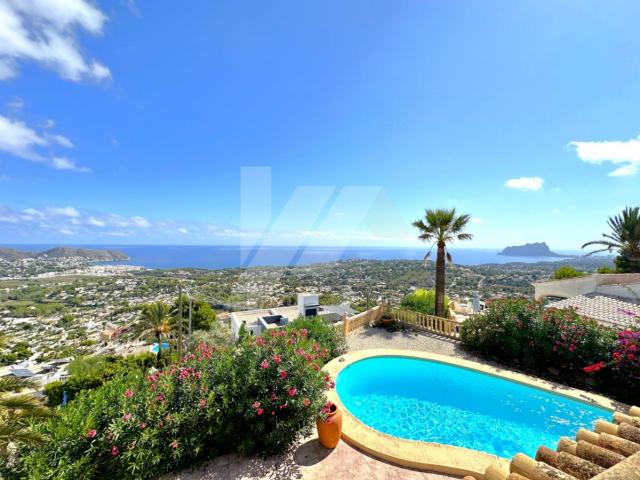 Villa Ibicenca con vistas panorámicas al Mar, en Benimeit.Nu. 250m² Moraira