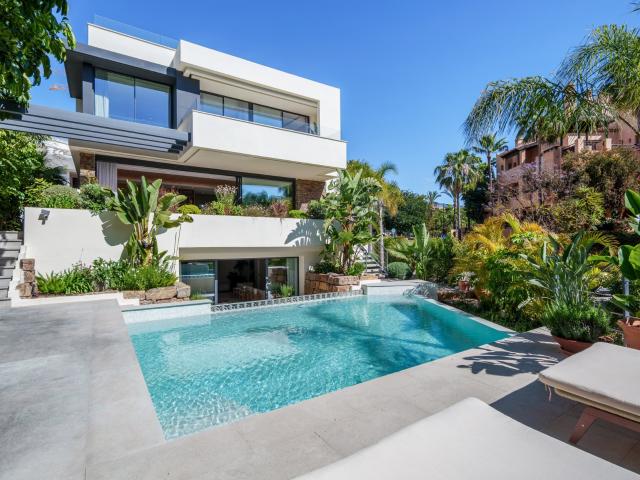 Villa iluminada con amplias terrazas en El Campanario Este. 617m² Estepona