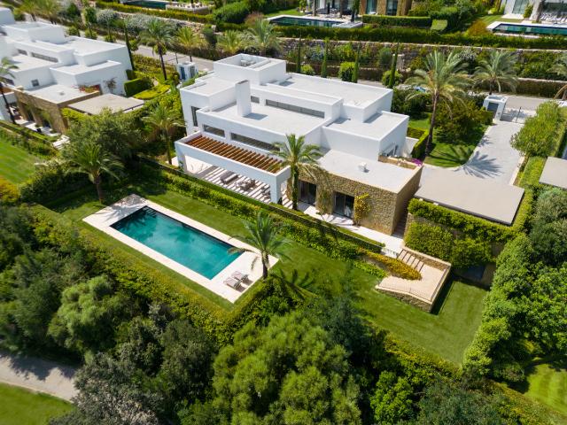 Villa iluminada por el sol diseñada alrededor del espacio, la luz y el paisaje en Finca Cortesín Casares