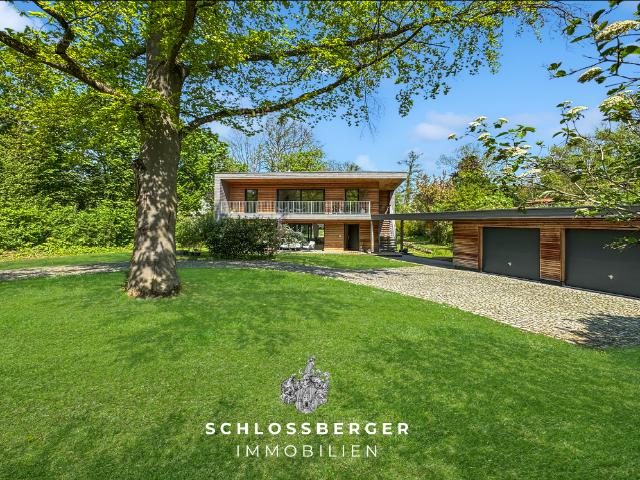 VILLA IM PARK: MODERNE ARCHITEKTUR MIT WEITLÄUFIGEM GARTEN UND AMPER ZUGANG