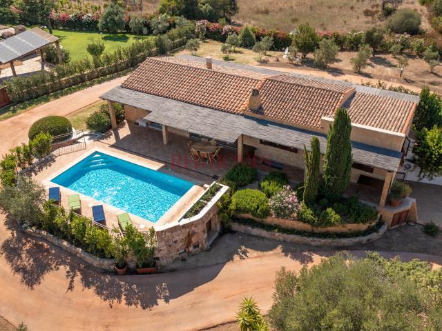 Villa immersa nel verde con piscina privata 186m² Olbia