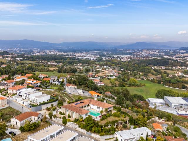 Villa impressionante com 6 suítes e vistas panorâmicas – Gondizalves