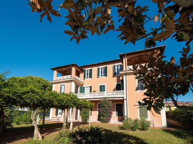Villa in vendita, Massa marina di