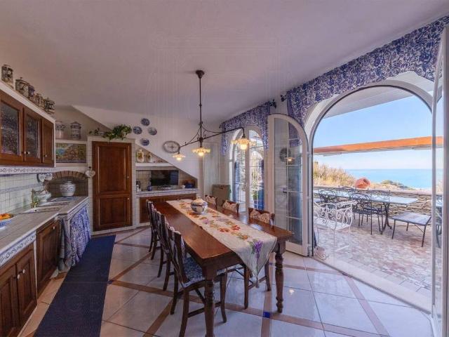 Villa in vendita a Cogorno GE