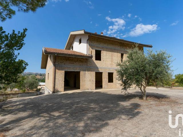 Villa in vendita a Collecorvino
