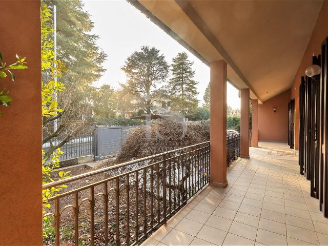 VILLA in VENDITA a CORREZZANA di 8 vani