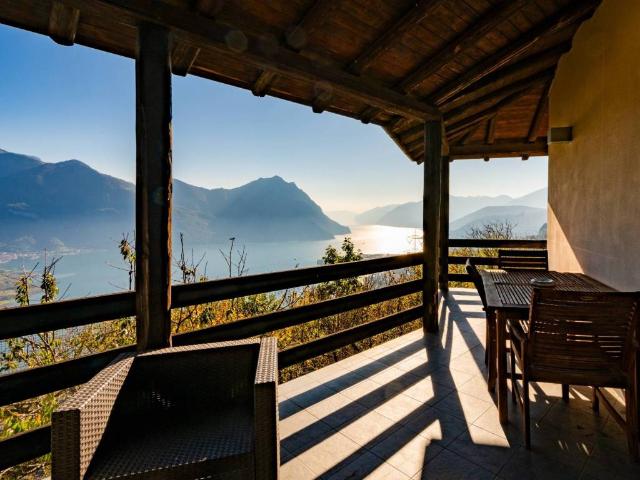 Villa in vendita a Costa Volpino BG