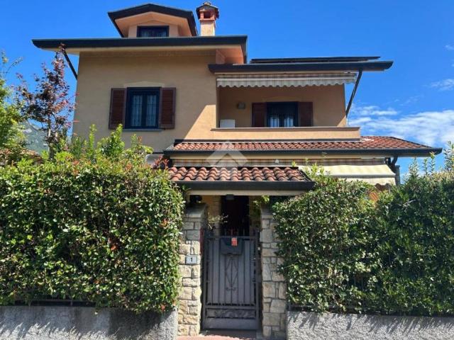Villa in vendita a Costa Volpino BG