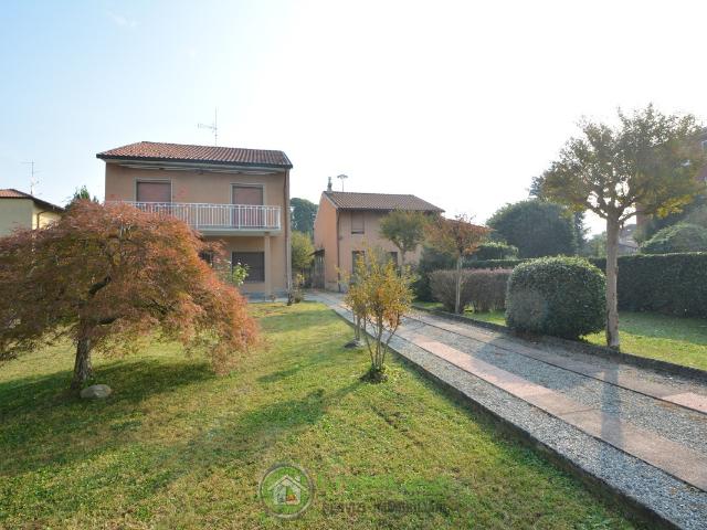 VILLA in VENDITA a CAVENAGO DI BRIANZA di 4 vani