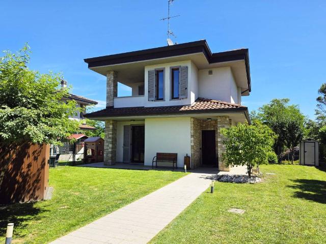 Villa in vendita a Cadorago CO