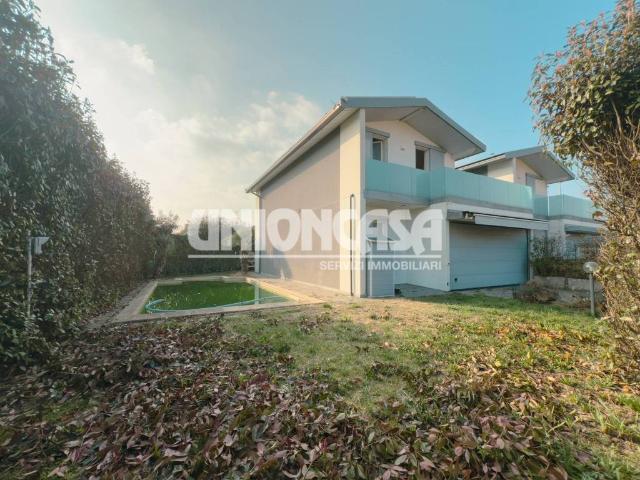 Villa in vendita a Cadorago CO