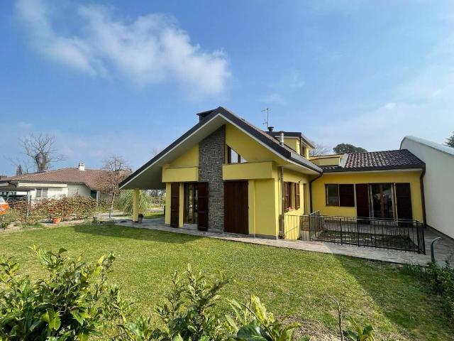 Villa in vendita a Calco LC