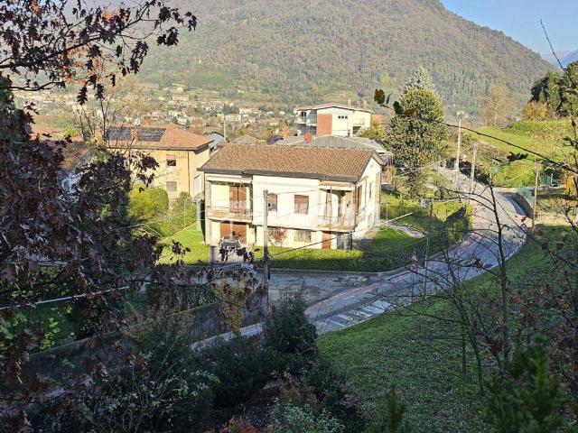 Villa in vendita a Calco LC