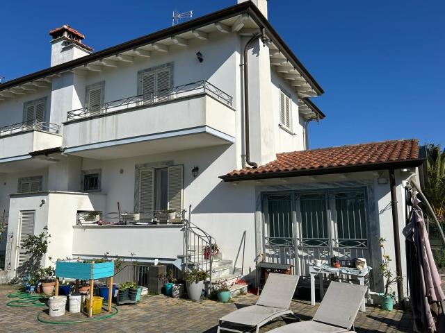 VILLA in VENDITA a CAMAIORE Capezzano Pianore di 11 vani