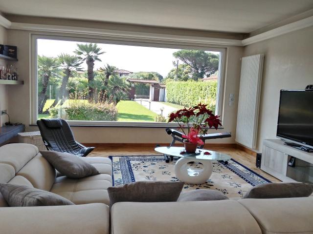 VILLA in VENDITA a CAMAIORE di 12 vani