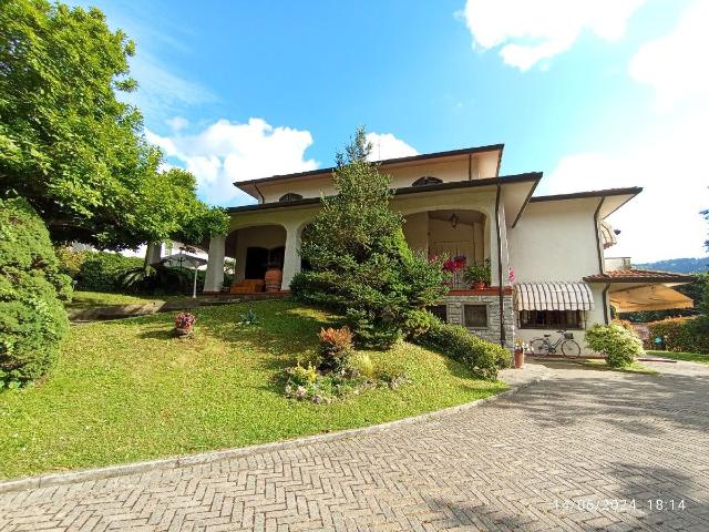 VILLA in VENDITA a CAMAIORE di 14 vani
