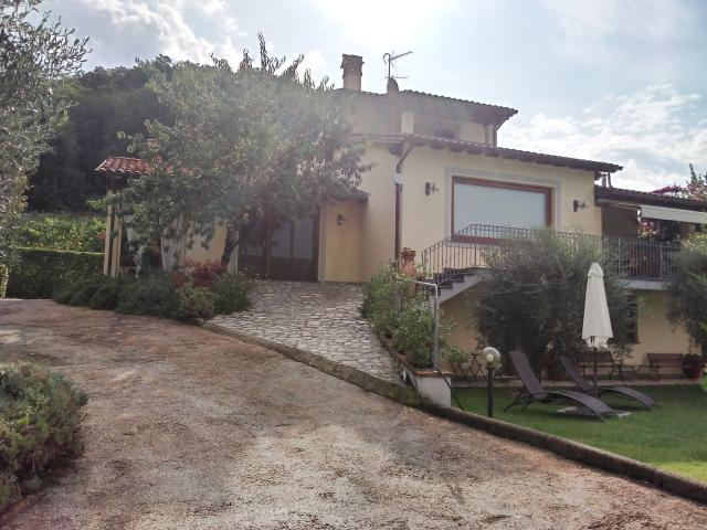 VILLA in VENDITA a CAMAIORE di 14 vani
