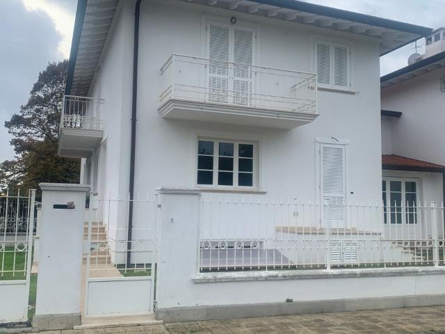 VILLA in VENDITA a CAMAIORE Lido Di Camaiore di 8 vani