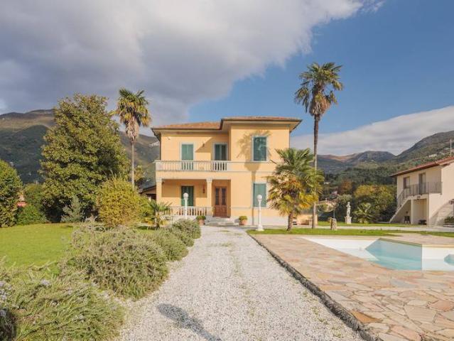 Villa in vendita a Camaiore LU