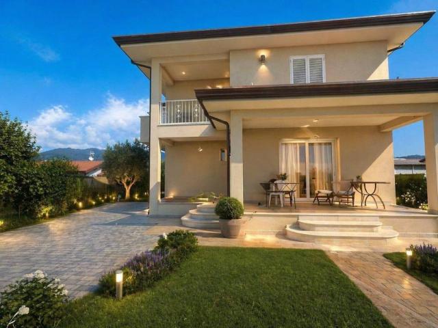 Villa in vendita a Camaiore LU