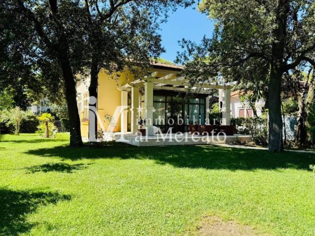 Villa in vendita a Camaiore LU