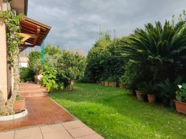 Villa in vendita a Camaiore LU