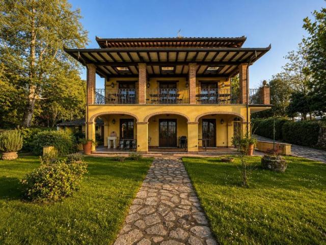 Villa in vendita a Camaiore LU