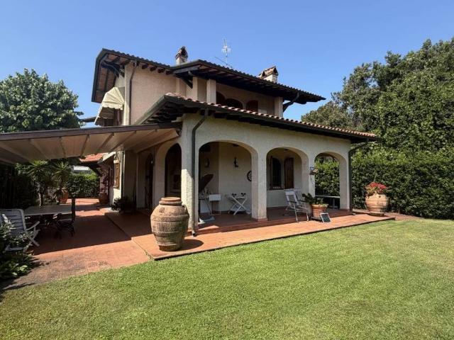 Villa in vendita a Camaiore LU