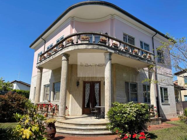Villa in vendita a Camaiore LU
