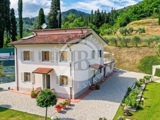Villa in vendita a Camaiore LU