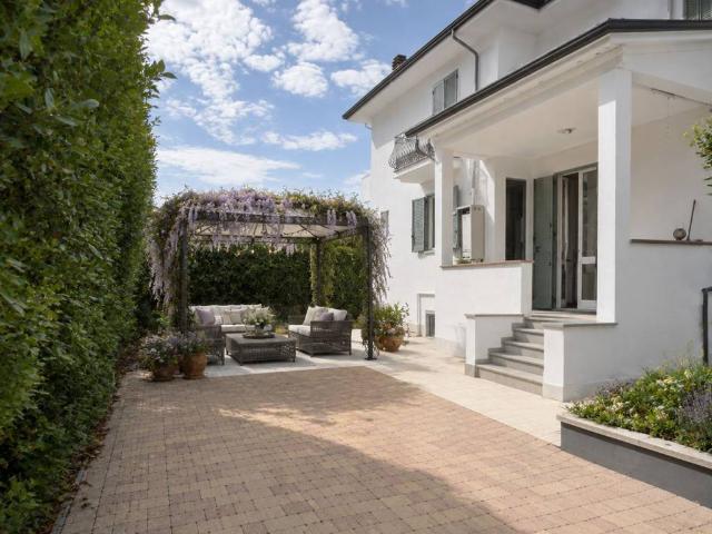 Villa in vendita a Camaiore LU