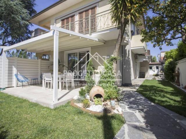 Villa in vendita a Camaiore LU