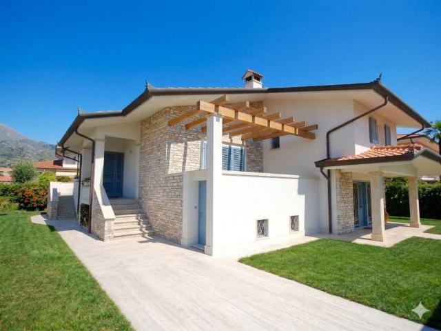 Villa in vendita a Camaiore LU