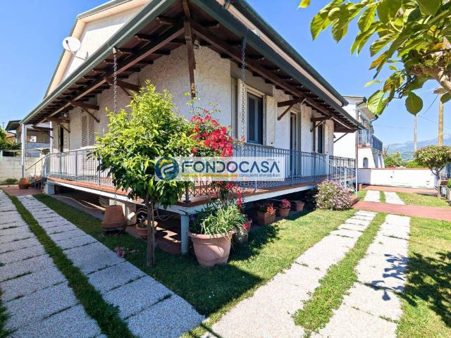 Villa in vendita a Camaiore LU