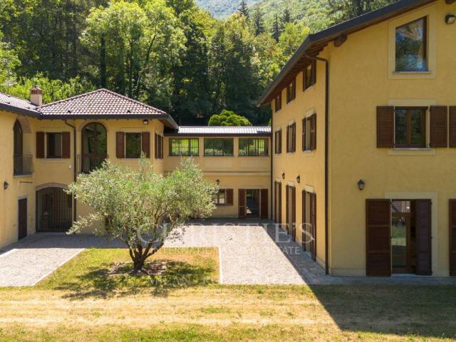 Villa in vendita a Canzo CO