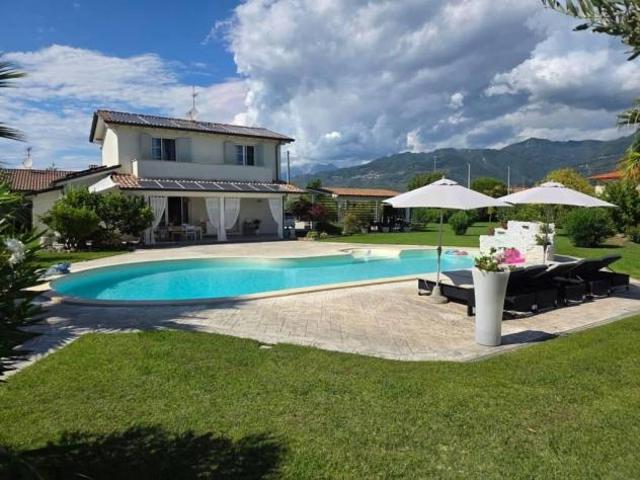Villa in vendita a Capezzano Pianore Camaiore 216 mq Rif: 1407137