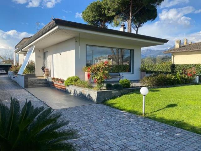 Villa in vendita a Capezzano Pianore Camaiore 265 mq Rif: 1426094