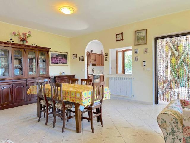 Villa in vendita a Capodimonte VT