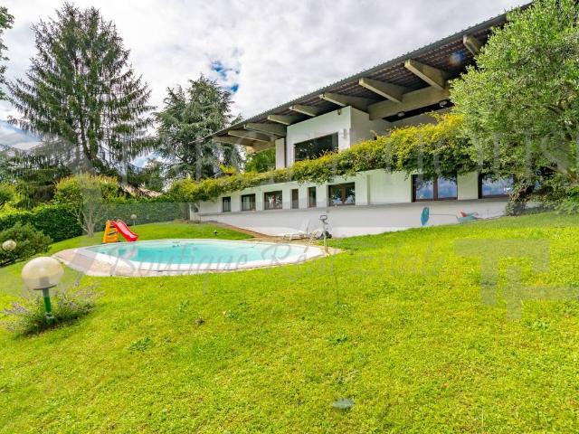 Villa in vendita a Carate Brianza MB