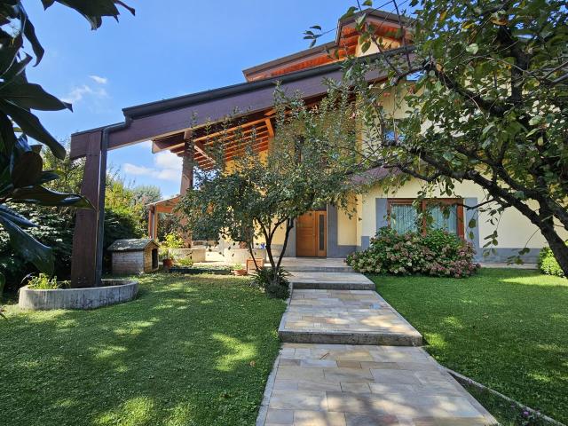 VILLA in VENDITA a CARAVAGGIO di 10 vani