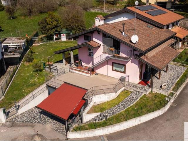 Villa in vendita a Caravate VA