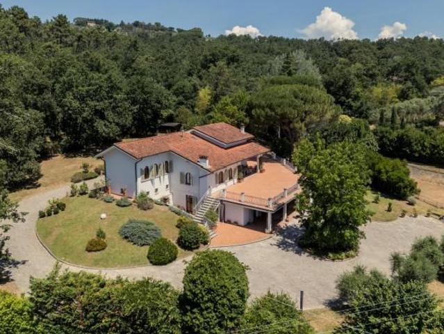 Villa in vendita a Carignano Lucca 550 mq Rif: 1419851