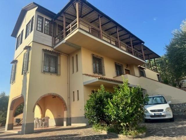 Villa in vendita a Carmignano