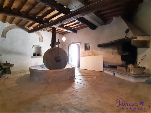 VILLA in VENDITA a CARMIGNANO Comeana di 40 vani