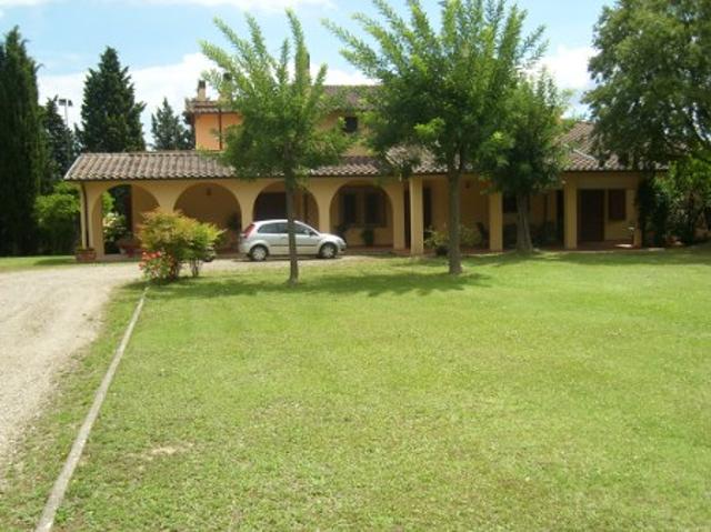VILLA in VENDITA a CARMIGNANO di 15 vani